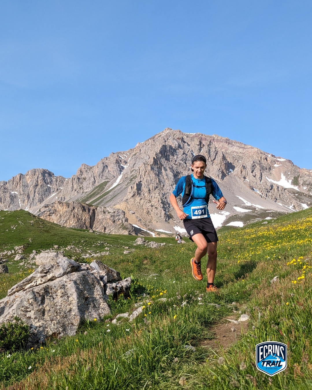 🏔️ Des paysages à couper le souffle.

C’est la promesse du Trail des Écrins.
Des sentiers qui s’ouvrent sur les crêtes, des vallons sauvages, des passages où l’on ralentit presque… juste pour regarder.
Ici, chaque foulée est aussi une fenêtre sur la montagne. Un moment suspendu entre effort et beauté brute.

Courir dans les Écrins, c’est accepter de lever les yeux aussi souvent que les jambes.

#TrailDesEcrins #Paysages #MontagneVivante #EspritTrail #RunInNature #PaysDesEcrins #HautesAlpes #TrailRunning #AventureMontagne