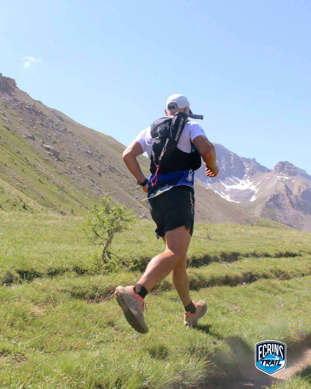 🏔️ Il y a un mois…

Les sentiers vibraient au rythme de vos foulées, le souffle était court, les jambes commençaient à tirer. Mais devant, la montagne continuait d'ouvrir le chemin.

Le Trail des Écrins, c'est ça.
Des kilomètres qui passent. Des paysages qui obligent à lever les yeux. Et ce sentiment étrange qu'au fil de la course, on laisse derrière soi bien plus que des traces de chaussures.

Une photo ne raconte jamais l'effort, elle raconte ce qui pousse à continuer.
Et si vous y étiez, il y a de fortes chances que cette image vous donne déjà envie de revenir.

Parce qu'au fond… une fois qu'on a couru dans les Écrins, on sait qu'on y reviendra un jour.
📷 @agencenetmedia

#TrailDesEcrins #PaysDesEcrins #EspritTrail #Montagne #TrailRunning #RunInNature #HautesAlpes #CourirEnMontagne  #NeverStopExploring
