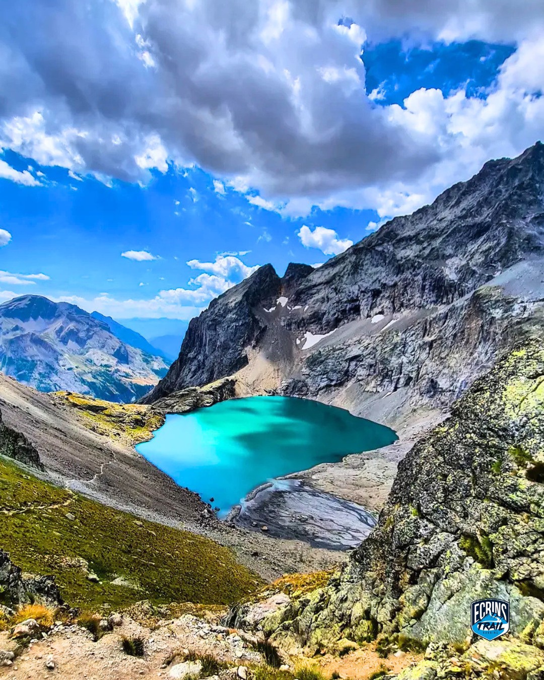 L'un des lacs mythiques au @paysdesecrins. 
Le lac de l'Eychauda accessible depuis le vallon de Chambran, passage de la Trans'ecrins et du Trail des écrins. Un lac comme suspendu dans les montagnes à découvrir cet automne.
📷 @chlomd_ sur Instagram

#esprittrail #paysdesecrins #trailrunning #randonnee