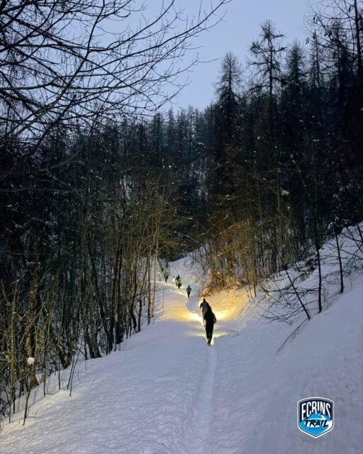 🌙❄️ Et si cet hiver, vous découvriez la montagne… à la frontale ?

Que vous soyez en vacances à @station_puysaintvincent ou du coin et prêt à vous challenger, on vous donne rendez-vous pour les nocturnes trail sur neige ! 🏃‍♀️🏔️

📅 Pendant les vacances de Noël et de février
📍 Sur le domaine skiable de Puy-Saint-Vincent
🕕 Les mercredis à 18h
🤝 Avec @hotelsaintroch

Au programme : des baskets, une frontale, de la neige sous les pieds et la montagne dans une ambiance complètement différente. ✨

Pas besoin d’attendre l’été pour courir en montagne !
🎒 Dans le sac :
🔦 Une lampe frontale
👟 Vos chaussures de trail
❄️ Des crampons si besoin (mis à disposition)
Et après l’effort ? On se retrouve sur la terrasse du Saint Roch autour d’une soupe bien chaude et d’un feu de camp. 🔥🥣

⚠️ Inscription obligatoire, on vous donnera les modalités d'ici là !

Alors, qui vient courir sous les étoiles avec nous ? 👇

📍 Puy-Saint-Vincent – Pays des Écrins

#PuySaintVincent #PaysDesEcrins #TrailRunning #TrailSurNeige #NocturneTrail #HautesAlpes #RunningHiver #MontagneEnHiver #PuySaintVincent1800